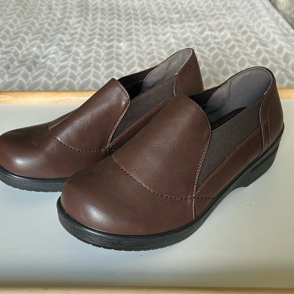Women’s size 7 Rasolli slip on, brown skid resistance kitchen clogs